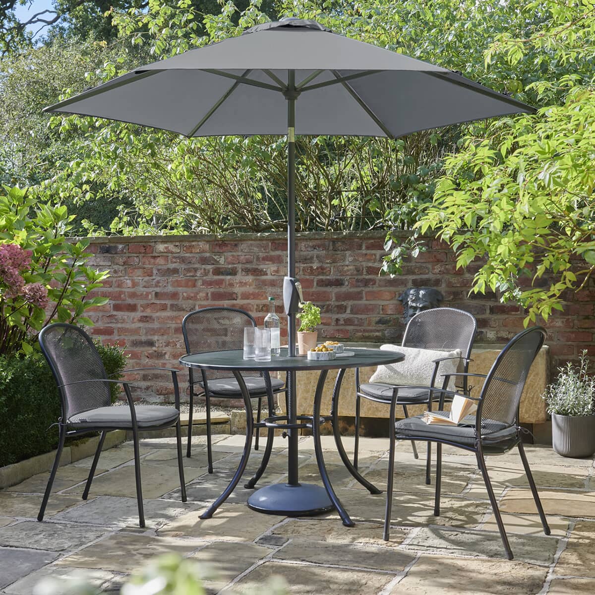 Kettler Caredo 4 Seat Round Mesh Table Garden Furniture Set with Slate Cushions and Parasol