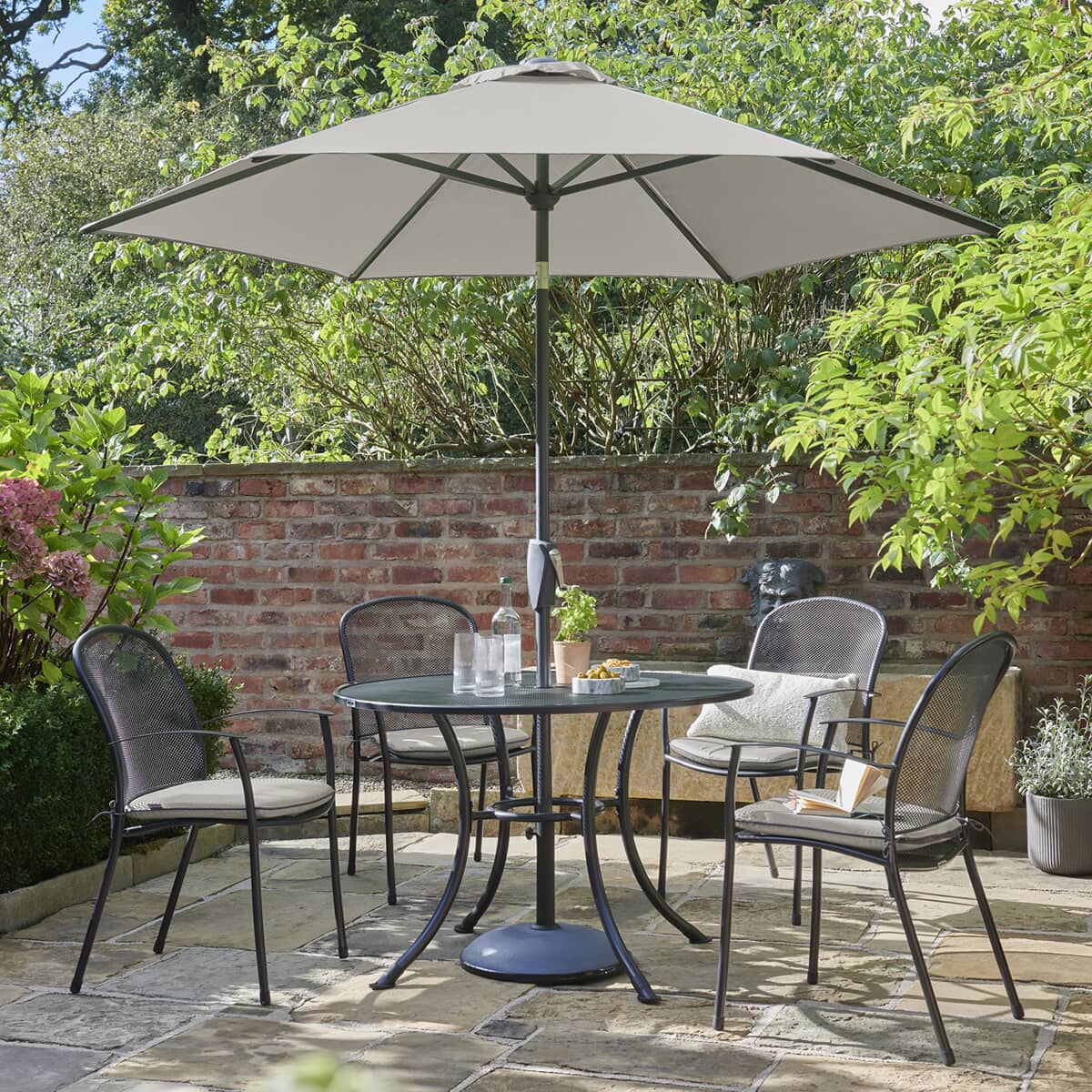 Kettler Caredo 4 Seat Round Mesh Table Garden Furniture Set with Stone Cushions and Parasol