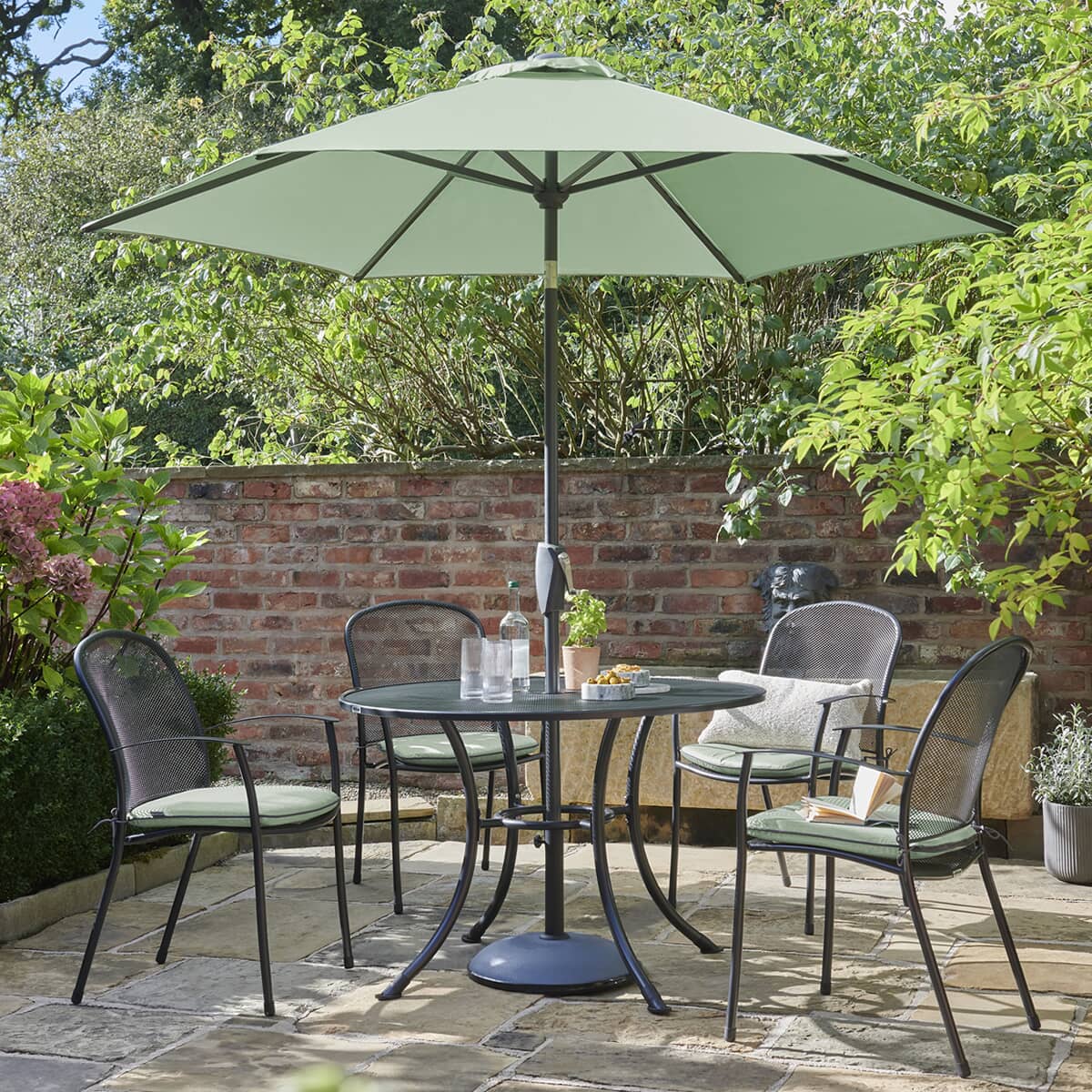 Kettler Caredo 4 Seat Round Mesh Table Garden Furniture Set with Sage Cushions and Parasol
