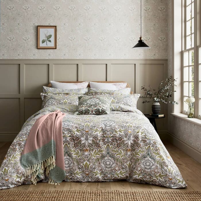 William Morris Severne Cochineal Pink large