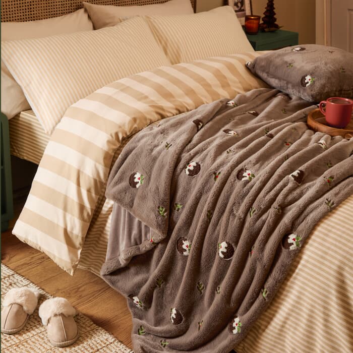 Furn Festive Puddings Faux Fur Throw large